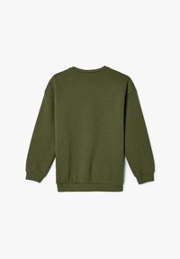 Sudadera verde oliva de manga larga, cuello redondo, puños y dobladillo con canalé. Tejido texturizado con un acabado suave, se muestra la vista trasera.