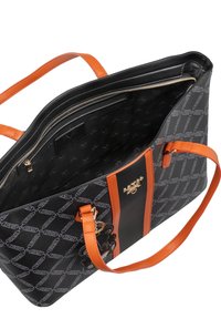 Zwarte totebag met oranje accenten, gestructureerd materiaal, georganiseerde binnenkant, een opbergvak met rits en logo-detail op de zwarte strook.