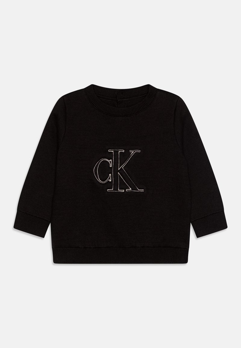 Pull en maille noir à manches longues avec col rond, poignets et ourlet côtelés, arborant un grand logo "cK" blanc en contour au centre avant.