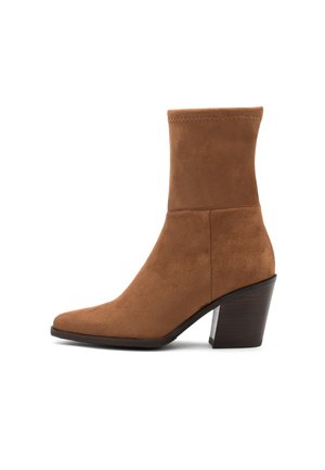 Stivale alla caviglia in suede marrone con punta affusolata e tacco di legno massiccio di media altezza, vista laterale su sfondo bianco.