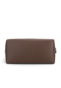 Geantă rectangulară din piele maro, cu textură netedă și linii curate. Dispune de un sistem de închidere cu fermoar și mânere laterale mici.