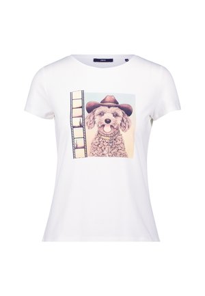 Witte katoenen t-shirt met een grafisch ontwerp van een hond in een cowboyhoed, naast een filmstrook met woestijnlandschap.