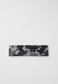 Hästi veniv peapael hallis kamoflaažiprindis, mis on varustatud sileda tekstuuri ja õmblusteta disainiga, mõõtmetega umbes 25 cm laius.