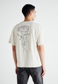Jack & Jones JJMYSTIC TEE CREW NECK - Potiskana majica - moonbeam