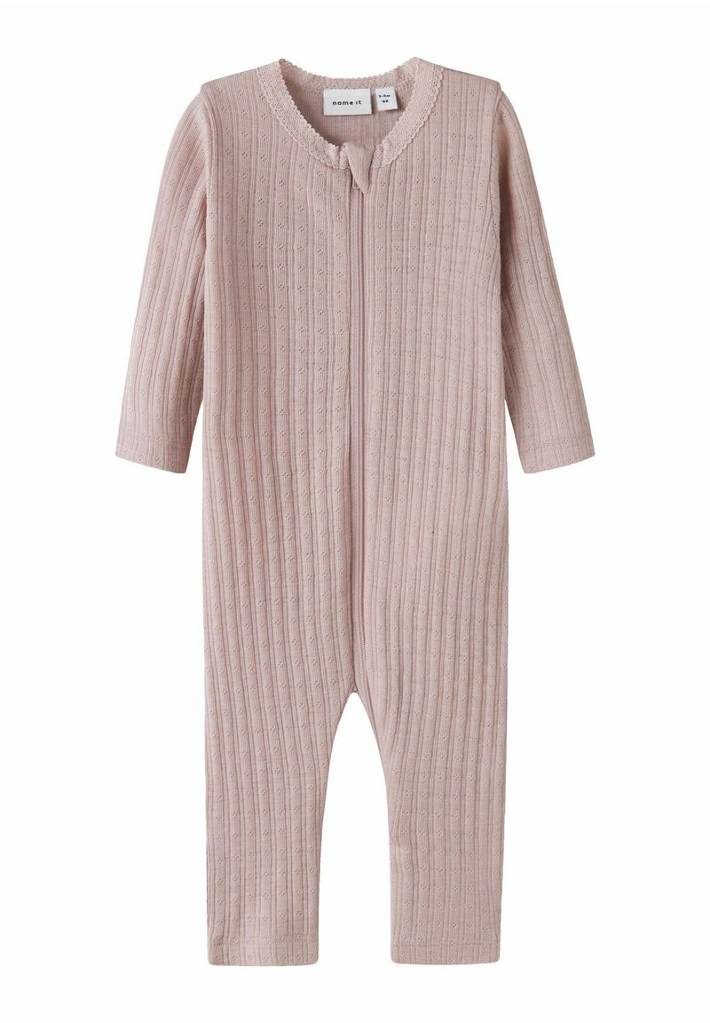 Body de bébé rose à côtes, à manches longues, avec fermeture éclair à l'avant, col en dentelle et petits accents texturés sur tout le tissu.