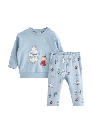 Blå bomullsklänning med långärmad topp som har tecknade figurer och snöflingor, i kombination med mönstrade leggings som visar träd och figurer.