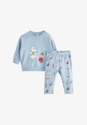 Blauwe katoenen set met een lange mouw top met cartoonfiguren en sneeuwvlokken, gecombineerd met legging met een patroon van bomen en figuren.