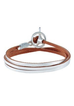 Bruine leren wikkelarmband met twee zilverkleurige metalen bandjes en een ronde zilverkleurige toggle sluiting.