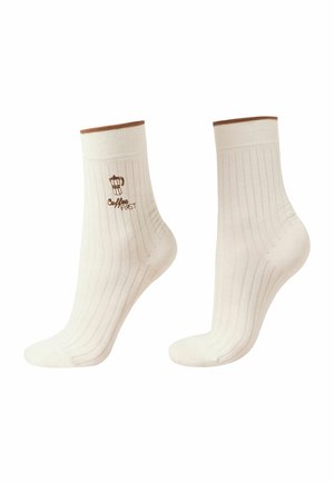 Hvide ribstrikkede crew-strømper med brun kant og et lille kaffekandeikon med teksten "Coffee FIRST" på ydersiden.