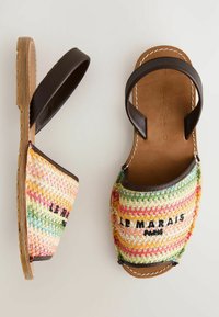 Sandales à semelle en cuir avec dessus en tissu tissé multicolore brodé de "LE MARAIS PARIS" et brides en cuir brun foncé.