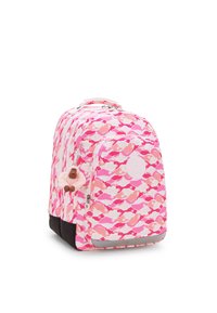 Ryggsäck med ett rosa och vitt vågmönster, tillverkad av tygmaterial, flera dragkedjefack, svart botten och en fluffig apa-nyckelring fäst.