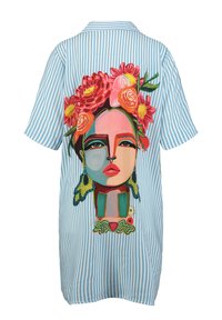 Gestreiftes Hemdkleid in Hellblau und Weiß, mit einem bunten Blumen-Gesicht-Graphic auf dem Rücken. Kurze Ärmel und lockere Passform.