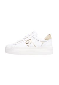 Sneaker bianco con un esterno in pelle liscia, dettagli oro e una suola piatta con texture. Presenta un elemento decorativo a forma di cuore e lacci.