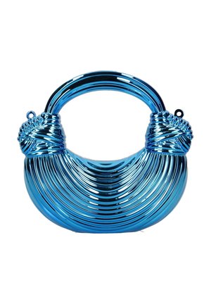 Borsa blu metallizzata lucida con manico curvo e design a coste stratificate che avvolge entrambi i lati su uno sfondo bianco.