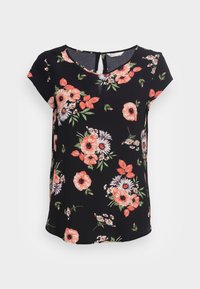 Top negro de manga corta con estampado floral en tonos de rosa, naranja y blanco. Presenta un escote redondo y una pequeña abertura en la parte trasera.