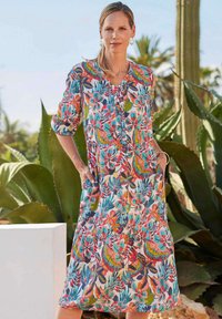 Multikleurige bloemen midi-jurk met een knopenlijst aan de voorkant, driekwart mouwen en zakken. Gemaakt van lichte stof met een gelaagde ontwerp.