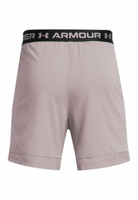 Vaaleanpunaiset urheilushortsit, joissa on musta elastinen vyötärönauha, jossa lukee "ARMOUR" harmaalla tekstillä. Verkkokankaiset yksityiskohdat helmassa lisäävät ilmanvaihtoa.
