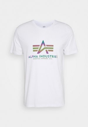 Tricou alb din bumbac, cu un logo grafic multicolor ce include textul "ALPHA INDUSTRIES" și "KNOXVILLE, TENNESSEE, U.S.A."