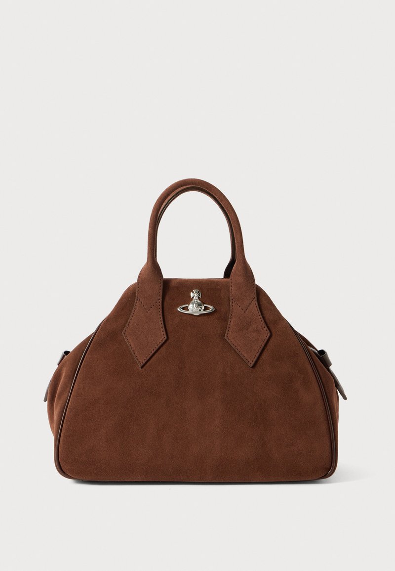 Barna suede kézitáska két felső fogantyúval és középen egy kis ezüst gömb alakú logóval.