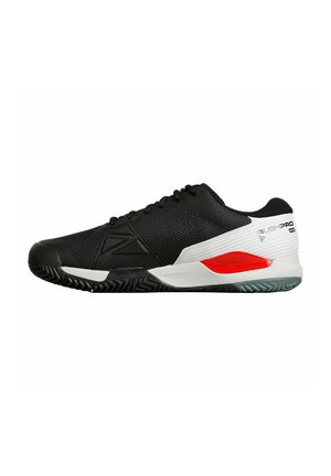 Chaussure de sport noire pour homme avec un dessus texturé, des accents blancs et rouges, une semelle en caoutchouc et un design épuré pour la stabilité.