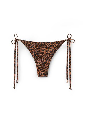 Leopardmuster-Bikinihose mit seitlichen Bändern, die goldene Perlenakzente an den Enden der Bänder auf weißem Hintergrund aufweist.