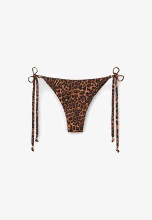 Leopardmuster-Bikinihose mit seitlichen Bändern, die goldene Perlenakzente an den Enden der Bänder auf weißem Hintergrund aufweist.