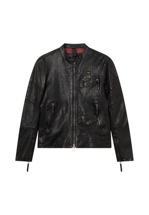 Chaqueta de cuero negra estilo motero con cremallera frontal, múltiples bolsillos con cremallera, paneles acolchados en las mangas y un bolsillo con solapa y botón a presión.