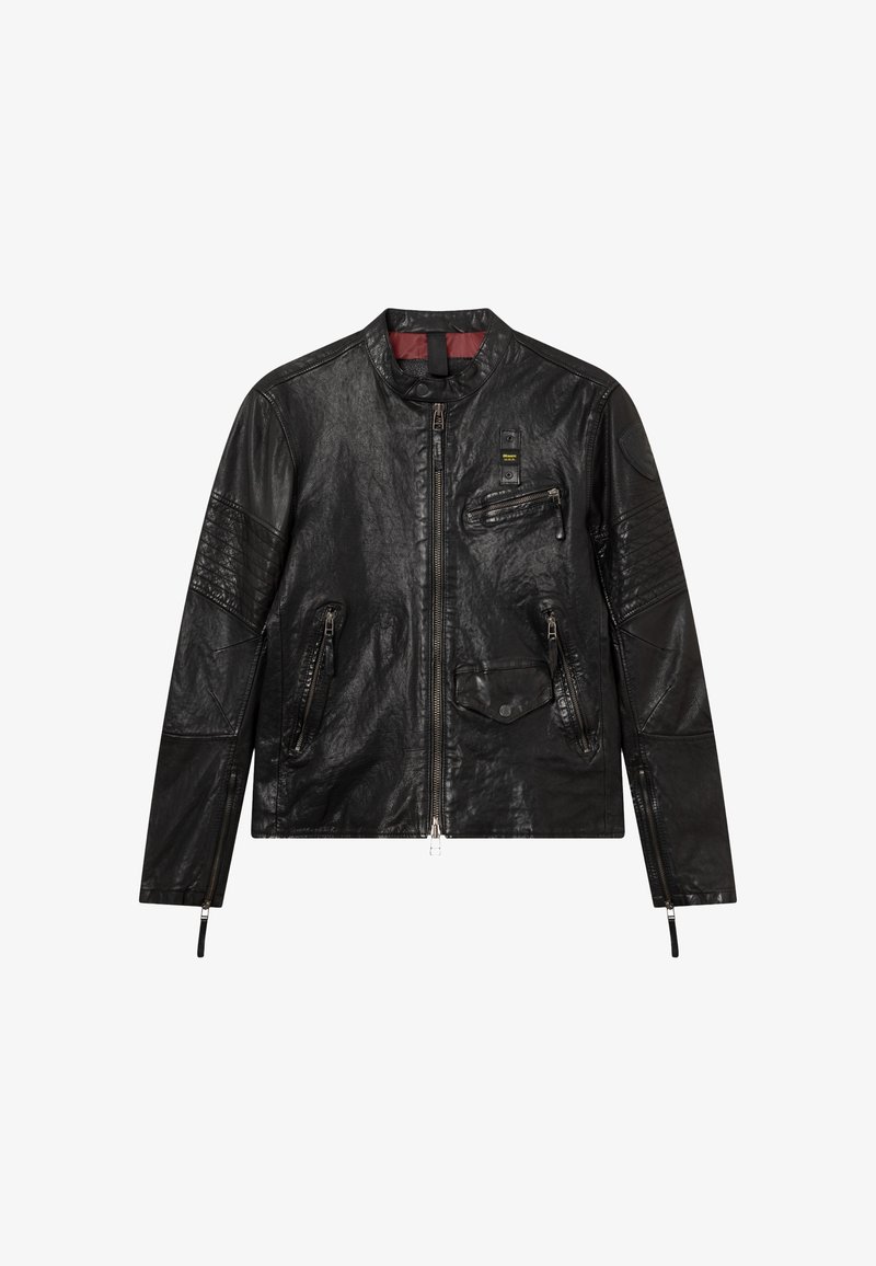 Zwart leren motorjack met ritssluiting aan de voorkant, meerdere ritssluitingzakken, doorgestikte mouwen en een klepzak met drukknop.