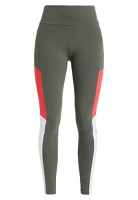 Enganliegende Leggings in Olivgrün mit Farbblockierung: Rote und weiße Einsätze an den Seiten, glattes Stretchmaterial, breiter, hoher Bund.