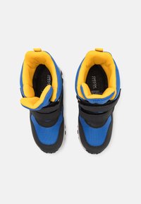 Baskets montantes pour enfants en bleu et noir avec des cols rembourrés jaunes vifs et des bandes Velcro, vues de dessus sur un fond blanc.