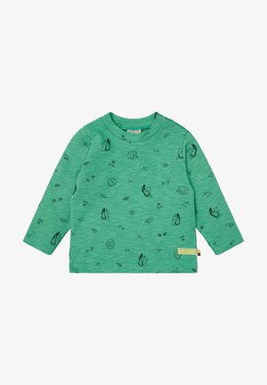 Groene langharige shirt gemaakt van zachte, gestructureerde stof, met zwarte prints van bosdieren en planten en een klein merkteken aan de zijkant.
