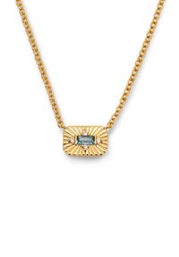 Goldene Halskette mit einem rechteckigen Anhänger, der einen zentralen blauen Edelstein und vier klare dekorative Steine aufweist, mit strukturierten Strahlen, die nach außen strahlen.