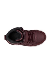 Sneaker alto bordeaux con colletto imbottito, pelle testurizzata, punta perforata, lacci piatti e suola in gomma bianca.