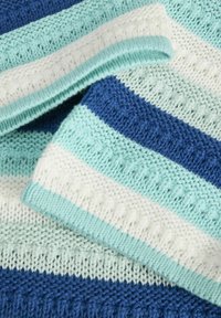 Prugasta pletena deka u plavoj, mint i bijeloj boji; sadrži teksturirane uzorke s mekim, udobnim osjećajem i izmjenjujućim bojama.