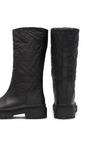 Čierne čižmy po členky s prešívaným vrchným dielom z tkaniny, koženým spodným dielom a robustnou profilovanou podrážkou, zobrazené z prednej a zadnej strany na bielom pozadí.