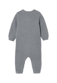 Grau gestrickter Baby-Overall mit langen Ärmeln, strukturiertem Muster, gerippten Bündchen und Rundhalsausschnitt, von hinten auf einem weißen Hintergrund abgebildet.