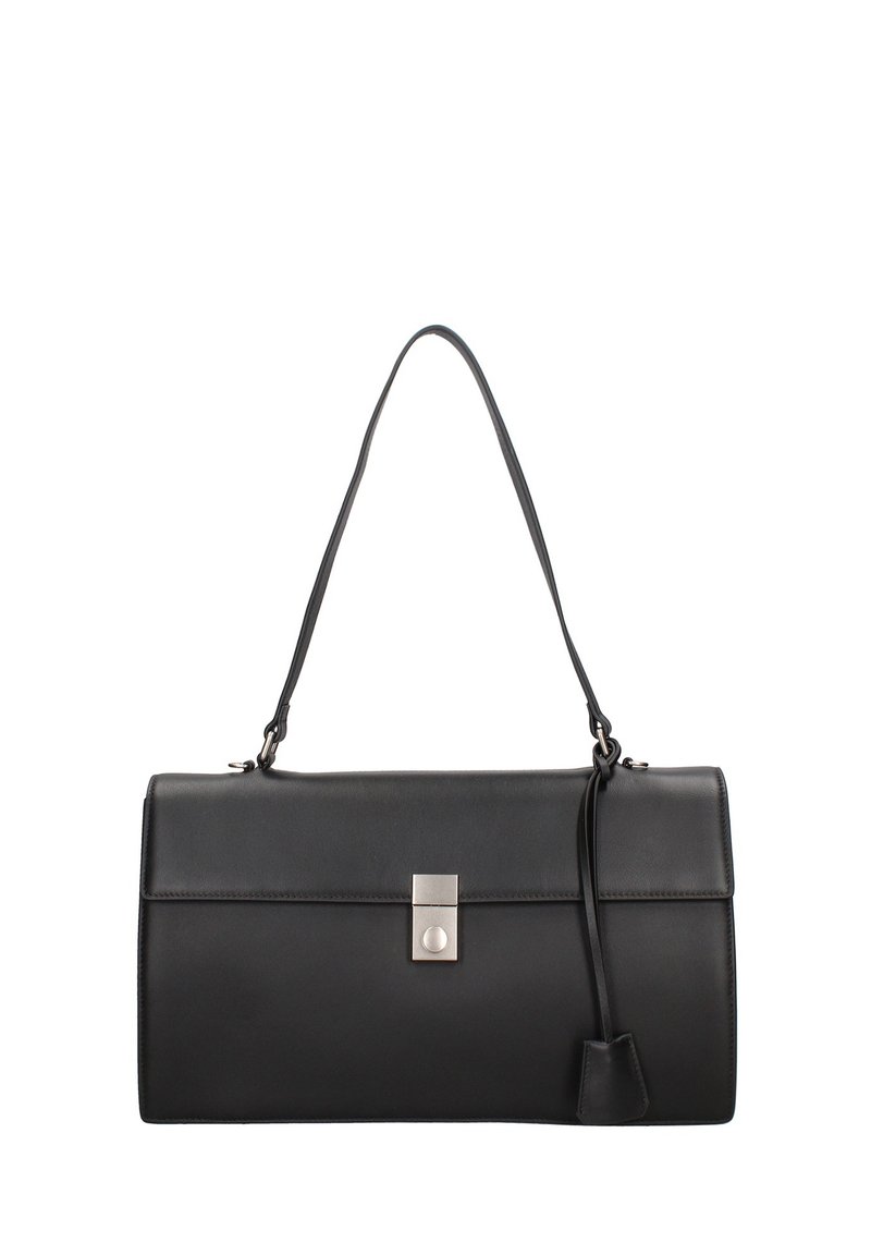 Borsa a tracolla in pelle nera con forma rettangolare, design elegante, accessori in argento e tracolla removibile. Presenta una chiusura minimalista con lucchetto.