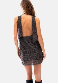 THE-ARE CORTO ESCOTE HALTER CON - Vestido de cóctel - silver