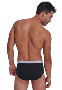 Schwarze Schwimmshorts mit einem grauen elastischen Bund, glatter Textur und tailliertem Design. Von hinten betrachtet, zeigt sie einen minimalistischen Stil.