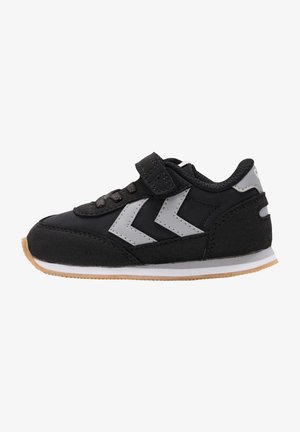 Czarne sneakersy z rzepem, szarym wzorem w zygzak, wykonane z zamszu i materiałów tekstylnych, z gumową podeszwą i jasnopopielatymi akcentami na spodzie.
