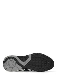 Zwarte sneakerzool met een gestructureerde rubberen loopvlak, voorzien van een grijs accentontwerp en een cirkelvormige logo-afdruk. Stevig voor grip en duurzaamheid.