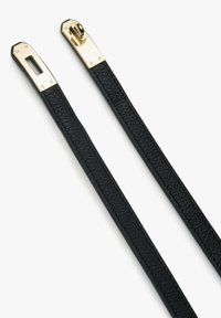 Zwarte leren band met een gestructureerde afwerking, voorzien van goudkleurige metalen hardware aan beide uiteinden. Rechthoekige en cirkelvormige uitsparingen in de hardware.