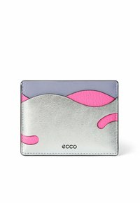 Portacarte in pelle argento con dettagli rosa e grigio. Presenta elementi di design curvi e un logo impresso nella parte inferiore. Texture liscia.