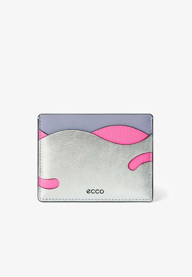Zilveren leren kaarthouder met roze en grijze accenten. Heeft gebogen ontwerpelementen en een reliëflogo aan de onderkant. Glad oppervlak.