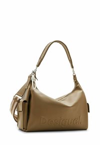 Sac à bandoulière en cuir fauve avec une anse tressée, un logo embossé et une bandoulière à motif rayé. Présente une forme souple et une poche latérale.