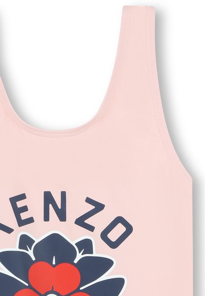Débardeur rose clair avec un grand motif de fleur bleu marine et des accents rouges, portant le mot "KENZO" en lettres gras. Texture lisse.