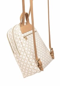 Beige mönstrad ryggsäck med en texturerad yta, som har dubbla dragkedjor, justerbara axelremmar och ett platt handtag högst upp.