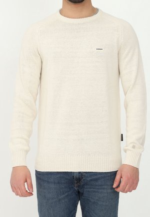 Pullover lavorato a maglia beige chiaro con maniche lunghe, polsini e orlo a coste, caratterizzato da un piccolo logo sul petto e un colletto rotondo.