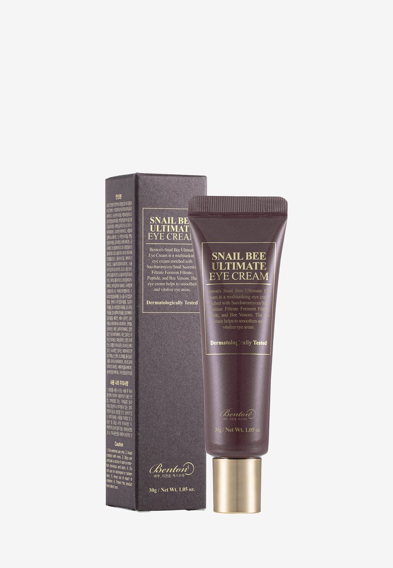 Tube en doos van Snail Bee Ultimate Eye Cream, donkerbruin met gouden tekst, met nadruk op anti-veroudering en dermatologisch getest huidverzorgingsproduct.