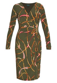 Grönoliv klänning med guldkedjor, röda och vita detaljer samt långärmar. Designad med en tvistdetalj vid midjan.